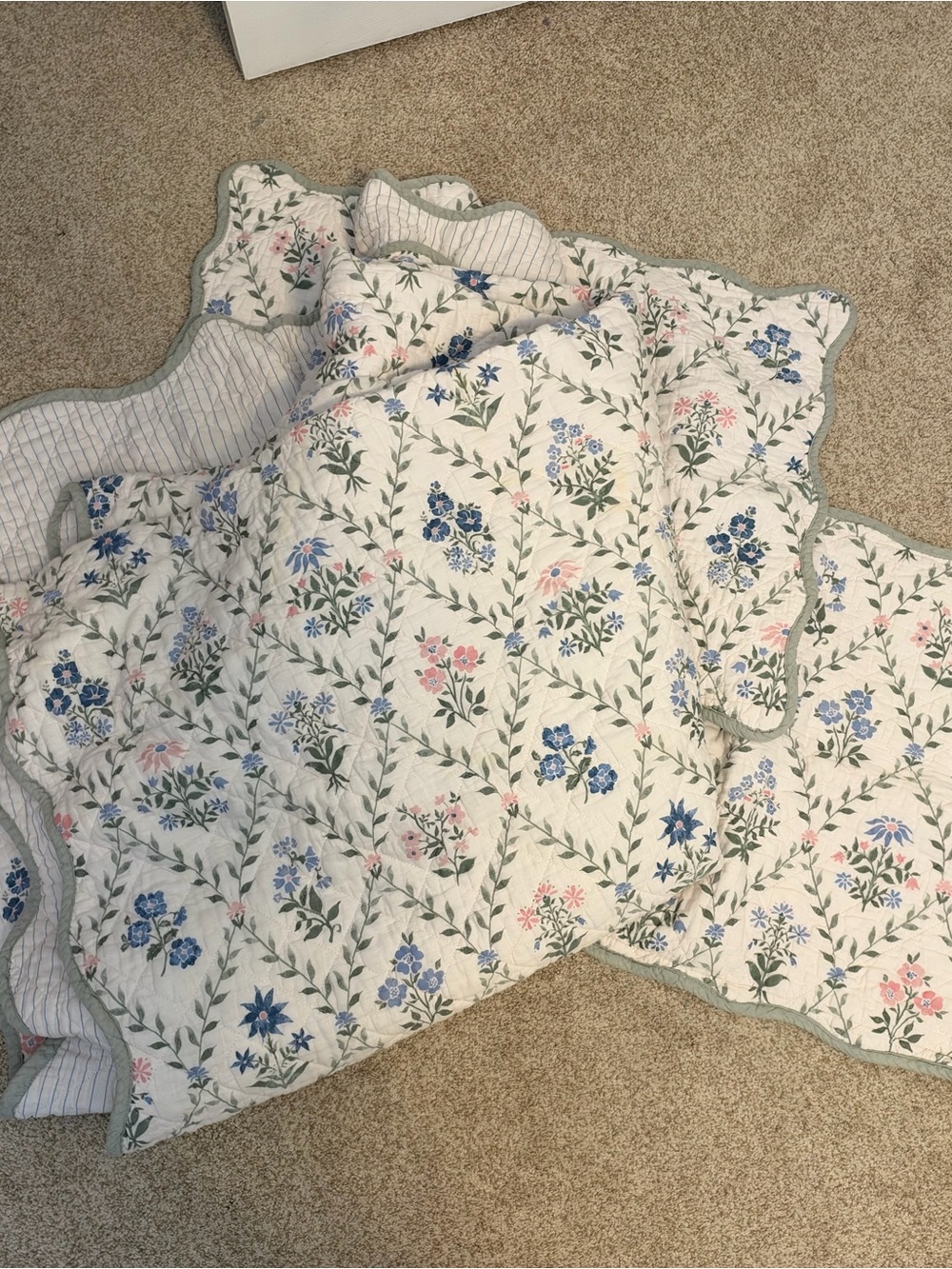 Floral Queen Quilt with Scalloped Edge